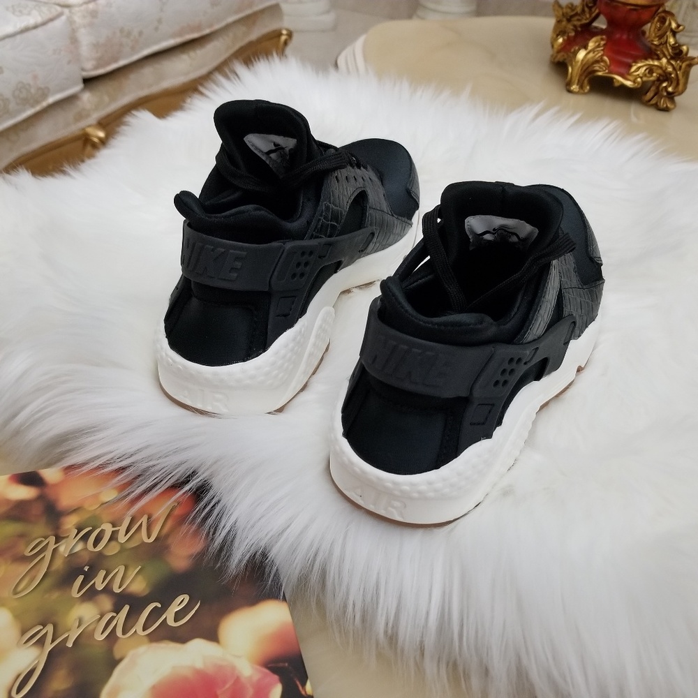 Nike Air Huarache Run Premium Women's Shoes - Picture 7 of 8